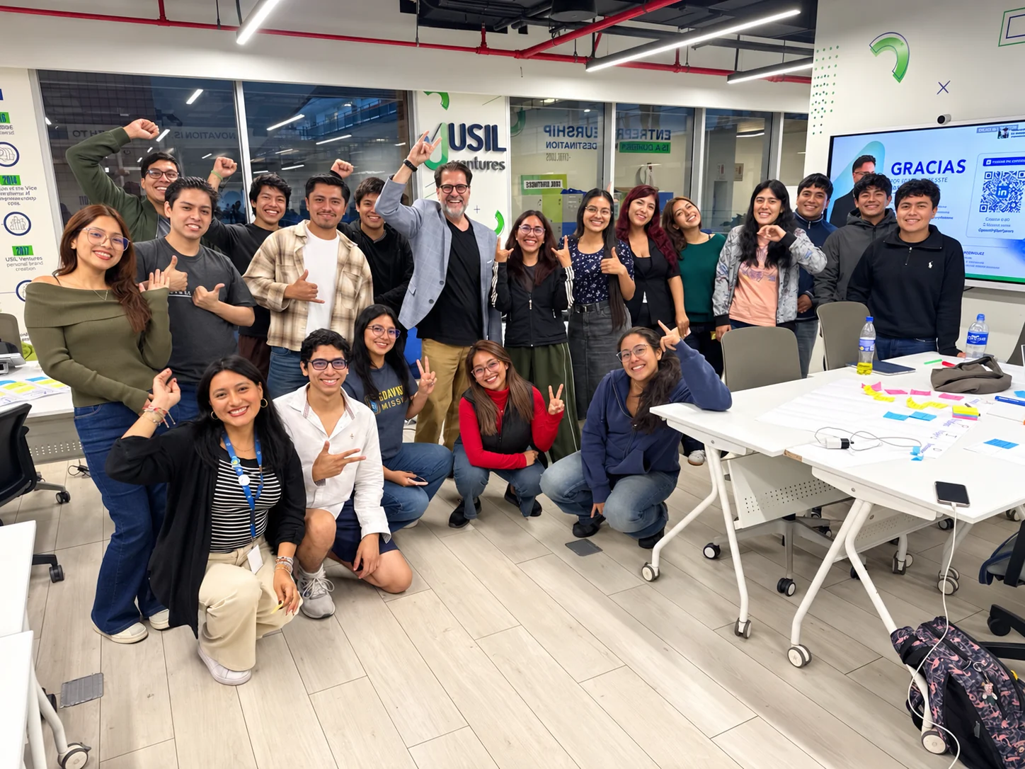 Alejo Rodríguez con participantes del taller de Discovery Sprint en USIL Ventures